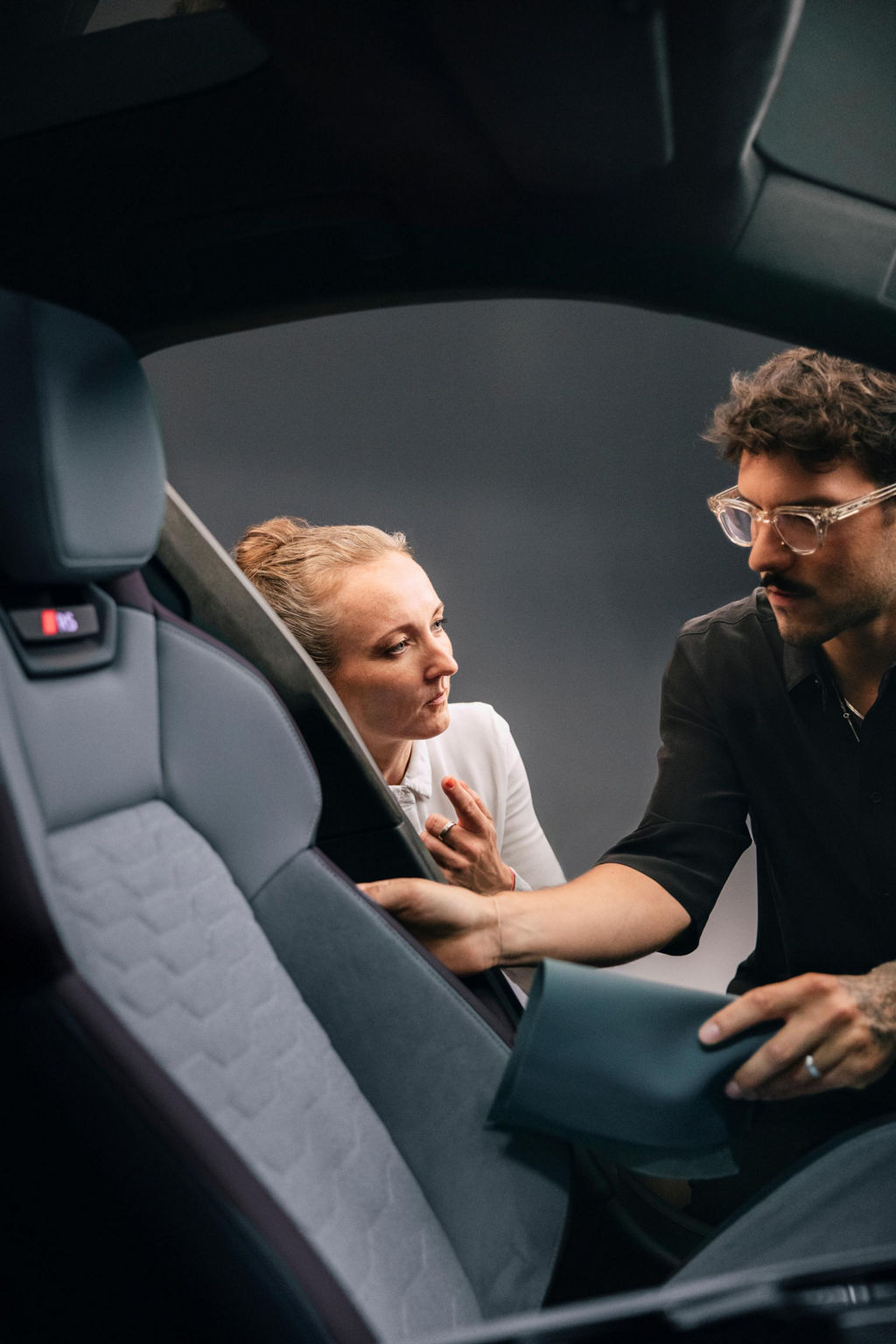 Aryus and Kröner talk while looking at the interior of the e-tron GT.