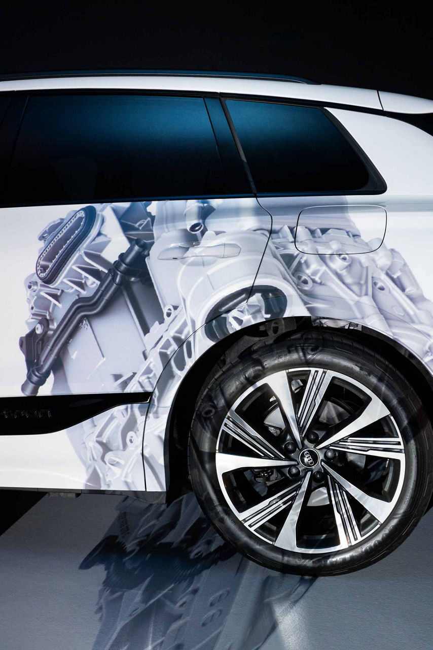 Nærbilde av en projeksjon på bakdøren til en Audi SQ6 e-tron.