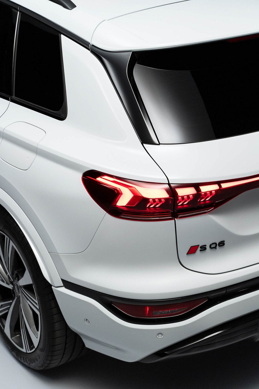 Nærbilde av baklyset på Audi SQ6 e-tron.