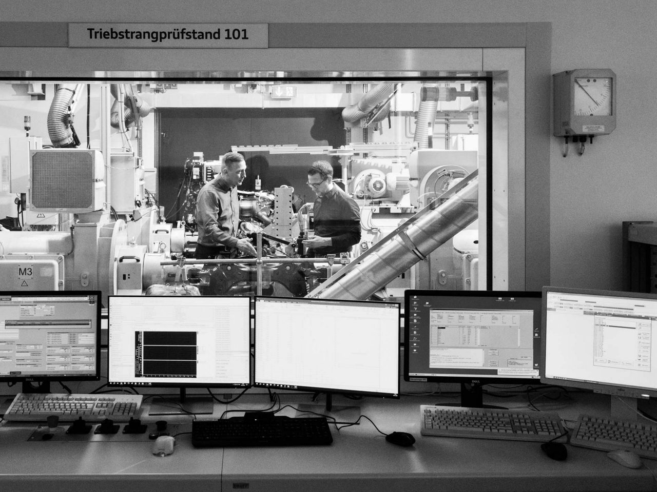 Dieter Weidemann and Bastian Heidler are discussing a powertrain in a test stand.