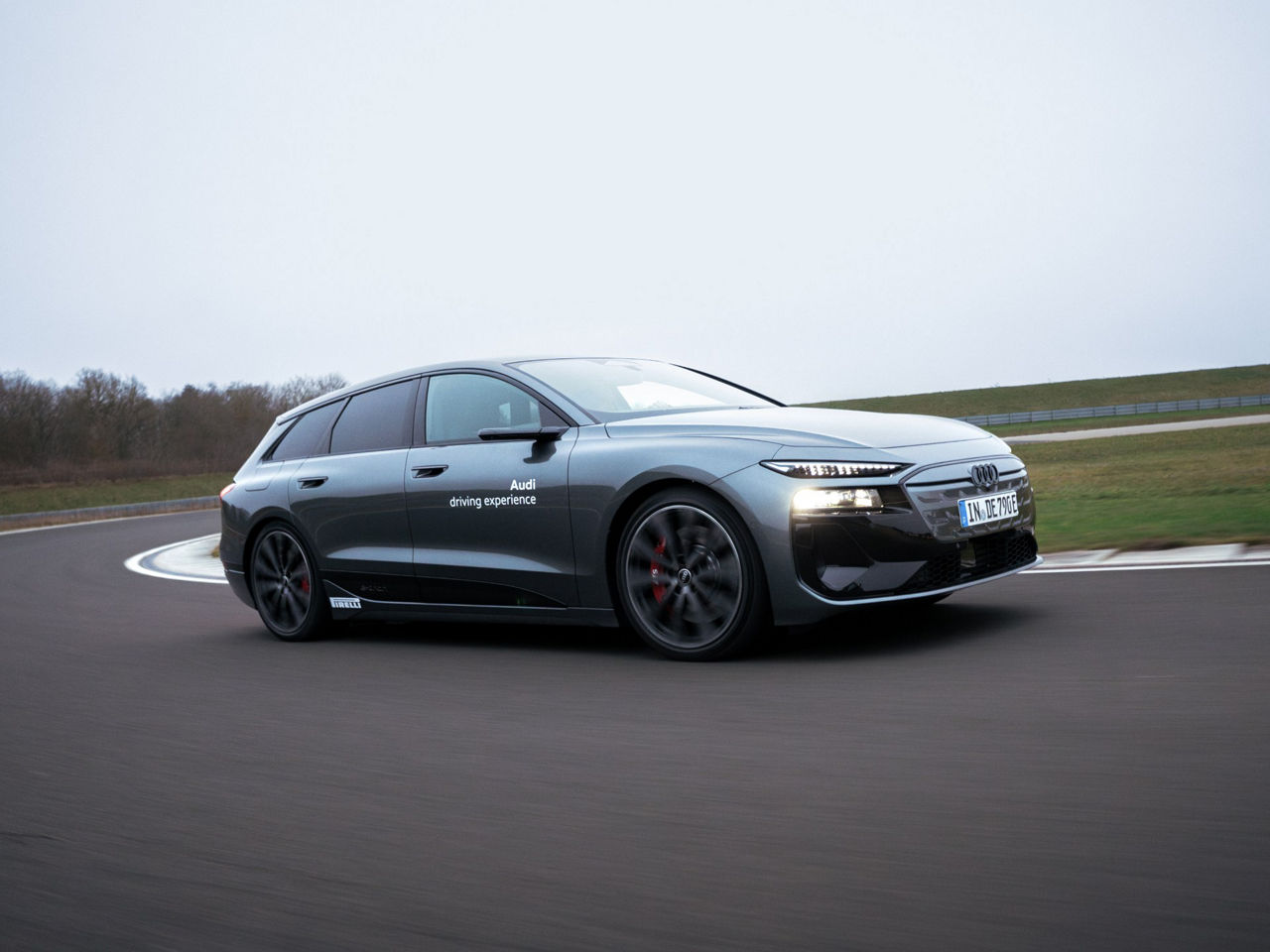 Audi S6 Avant e-tron kjører gjennom en sving på Audi experience  testbane.