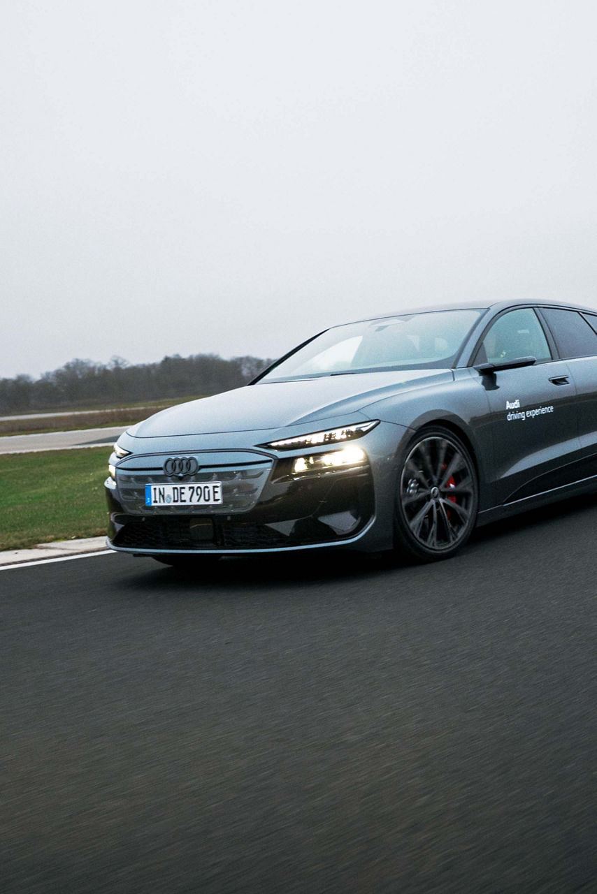 Vinklet frontvisning av Audi S6 Avant e-tron.