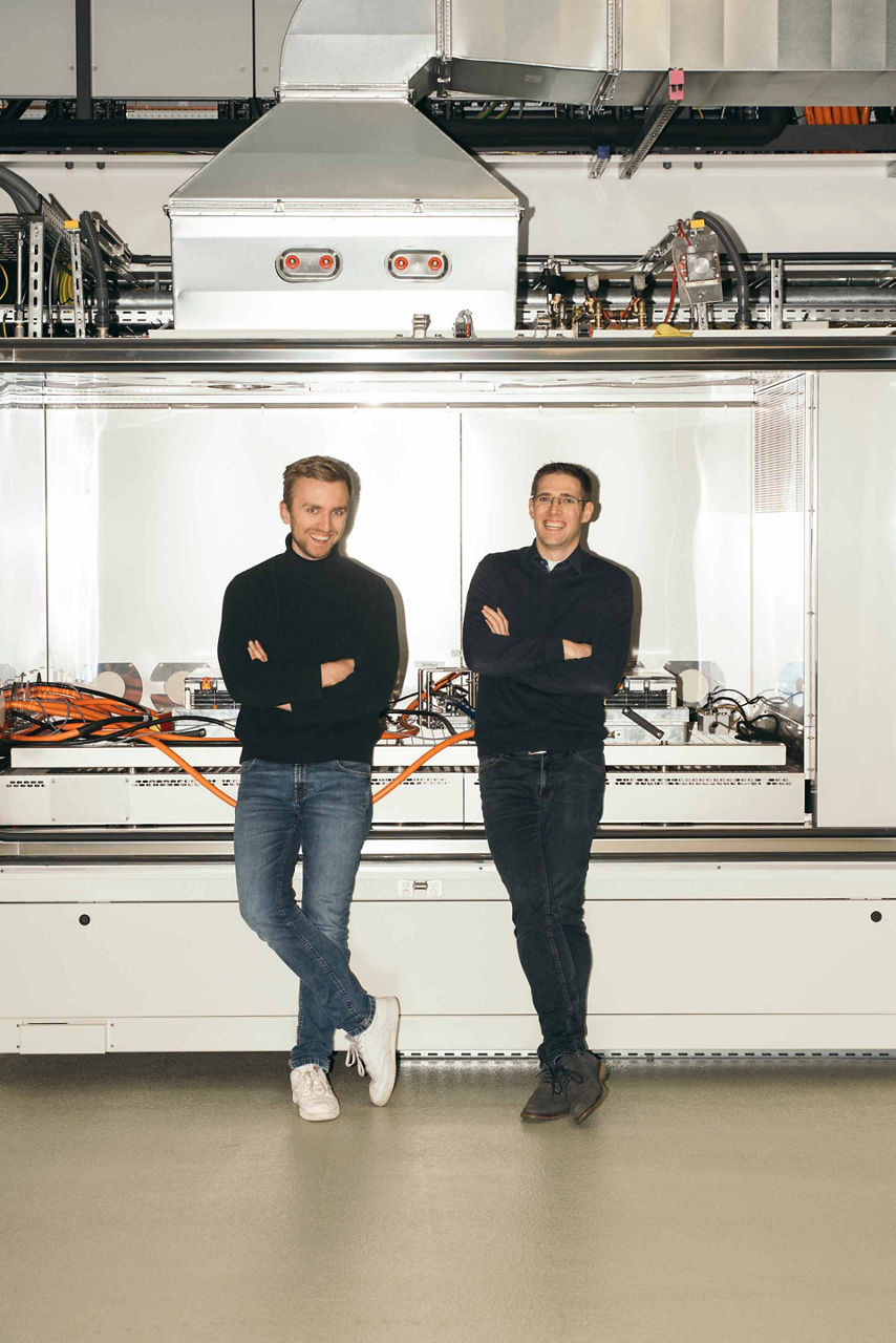 Die beiden Audi Ingenieure Josef Gandlgruber und Dr. Bernhard Rieger vor einem Zellmodulprüfstand.