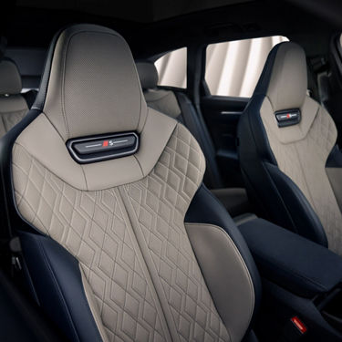 Blick in das Interieur des Audi A6 Avant. Man erkennt die Sitze und das S-Logo in der Kopfstütze.