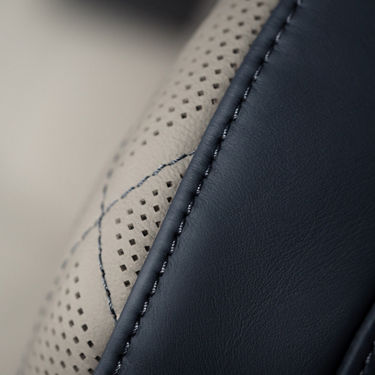 Detailaufnahme der Nähte an den Sitzen. Zu erkennen auch die Perforierung der Sitzmittelbahn, die für die Belüftung dient.