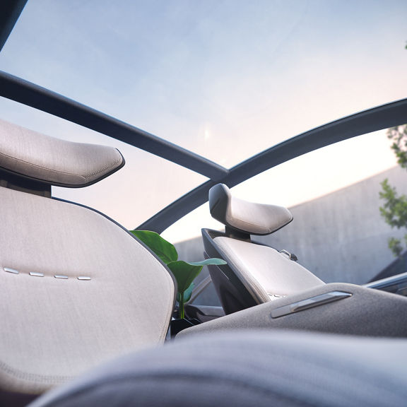 Interior view of the Audi grandsphere concept with a view out of the panoramic roof.