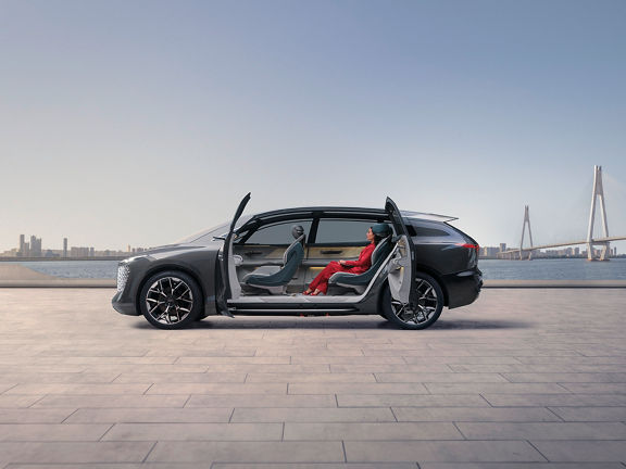 Side view of the Audi urbansphere concept with open swing doors and view of the interior.