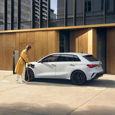 Vue latérale de l'Audi A3 Sportback TFSI e en train de charger