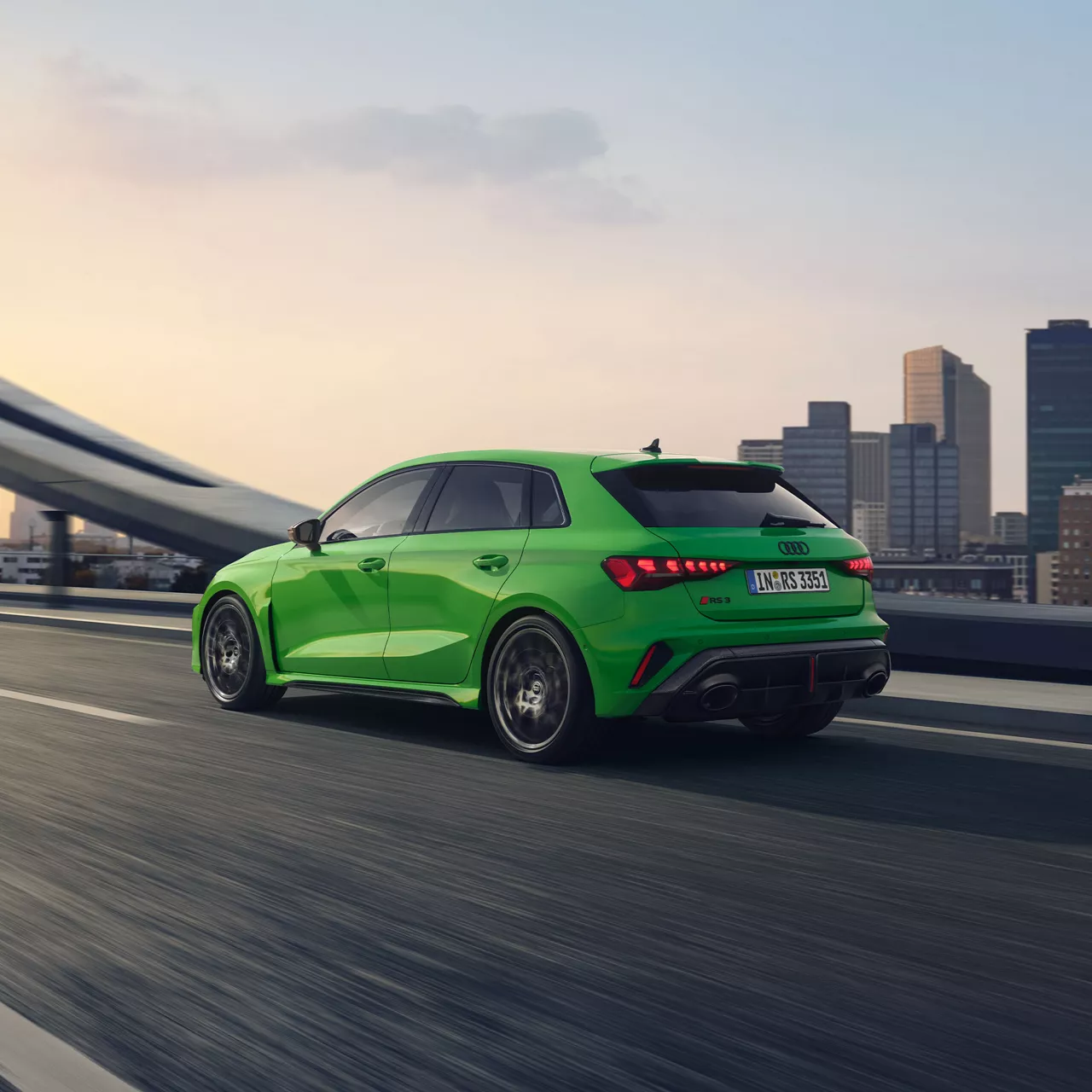 Audi RS3 Sportback dynamisch von der Seite