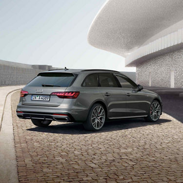 Ein Audi A4 parkt vor einem Gebäude