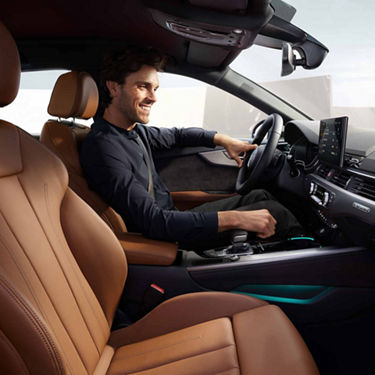 Mann in Audi A4 Limousine