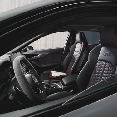 Foto del interior de un Audi RS 4 Avant donde se ven los asientos delanteros deportivos. 