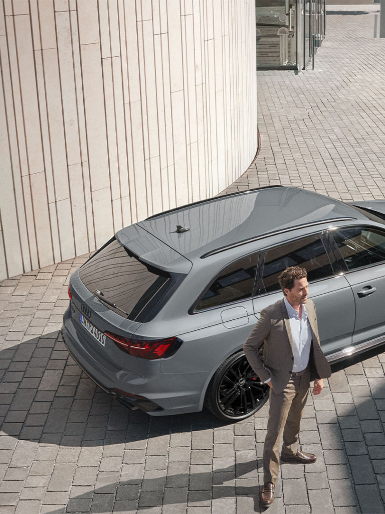 Foto de la parte trasera de un Audi RS 4 Avant. 