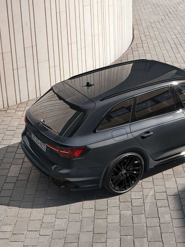 Foto del exterior de un Audi RS 4 Avant personalizado con Audi exclusive. 