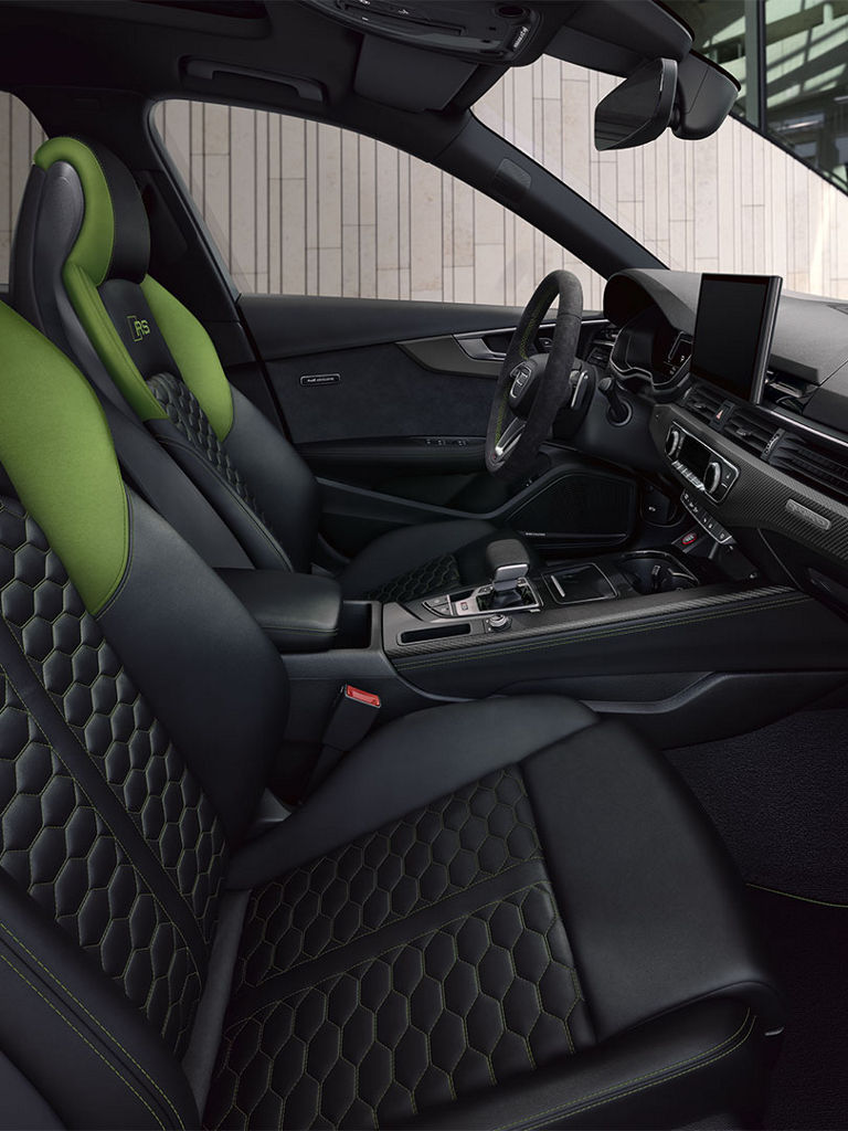 Foto del interior de un Audi RS 4 Avant personalizado con Audi exclusive. 