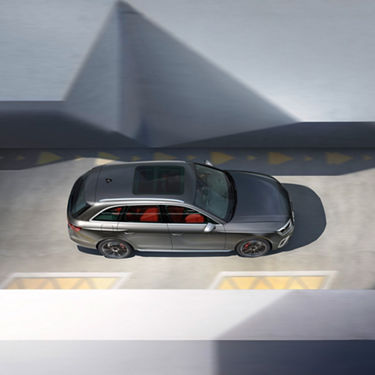 Foto de un Audi S4 Avant TDI en la que se ve el techo panorámico de cristal. 