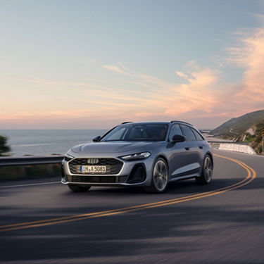 Audi A5 Avant Dynamische seiteansicht an einer Klippe