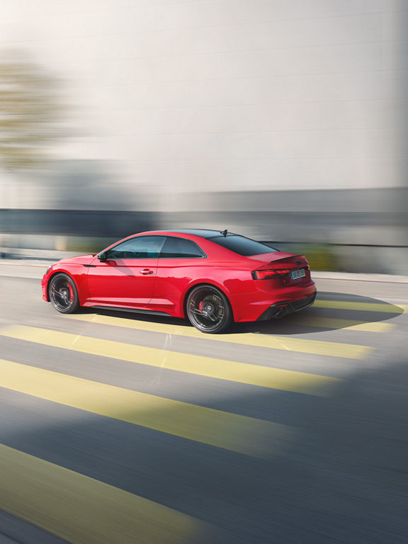 Foto de un Audi RS 5 Coupé en movimiento.