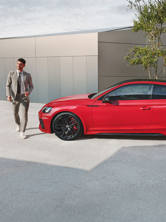 Foto del lateral de un Audi RS 5 Coupé.