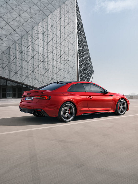Foto desde el lateral trasero de un Audi RS 5 Coupé Competition plus.