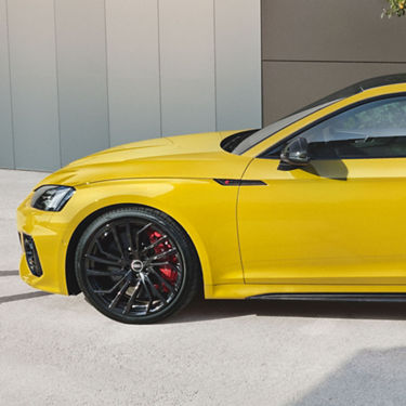 Audi RS5 Coupé in Geld von der Seite