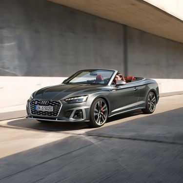 Dynamic view of the Audi S5 Cabriolet