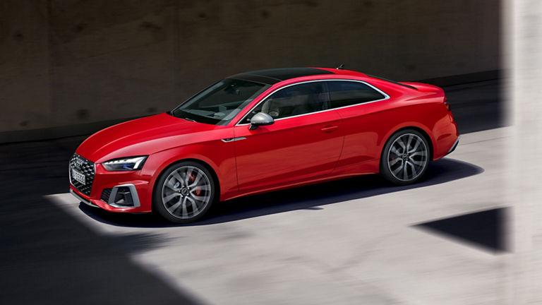 Dynamiczny widok z boku Audi S5 Coupe