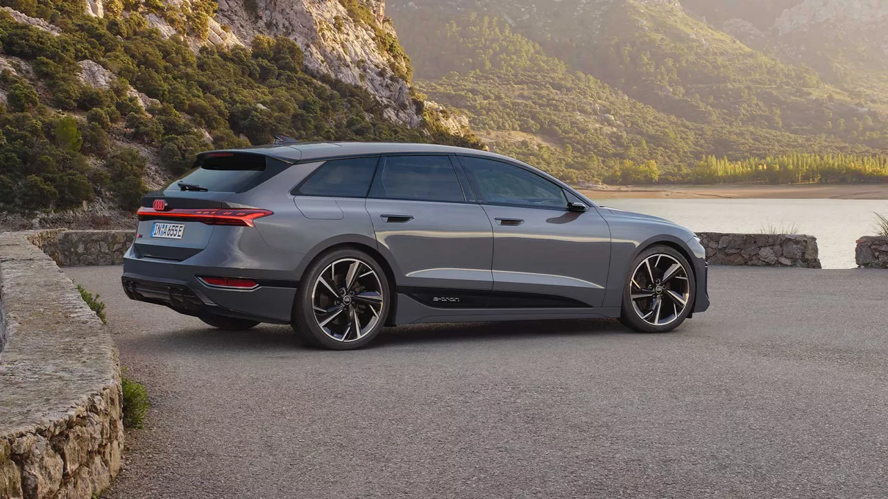 Aud A6 Avant e-tron snett bakifrån i kustlandskap