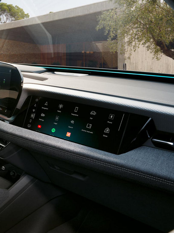 Audi A6 Avant e-tron vindruta och MMI-display.