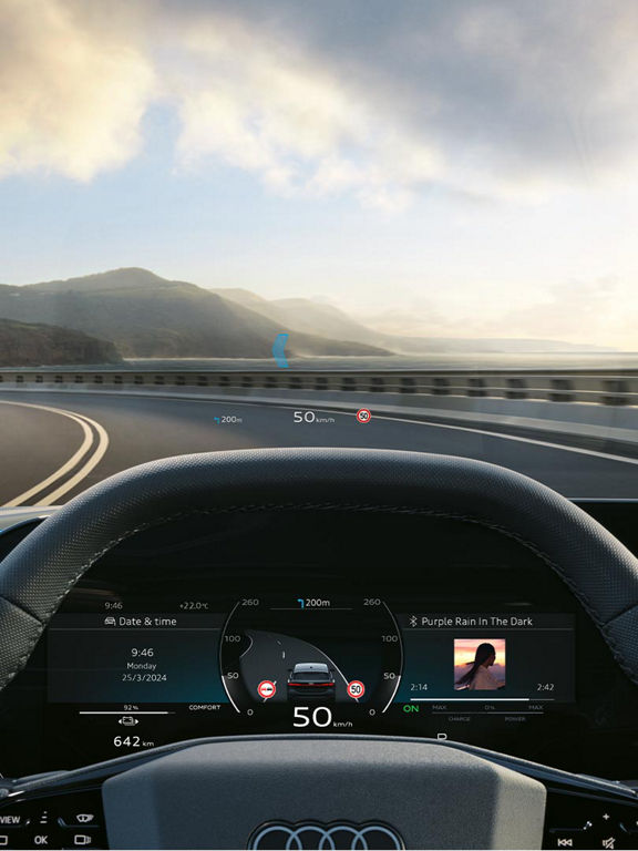 Audi A6 Avant e-tron förarstödssystem visar information om hastighet och navigationsinstruktioner.