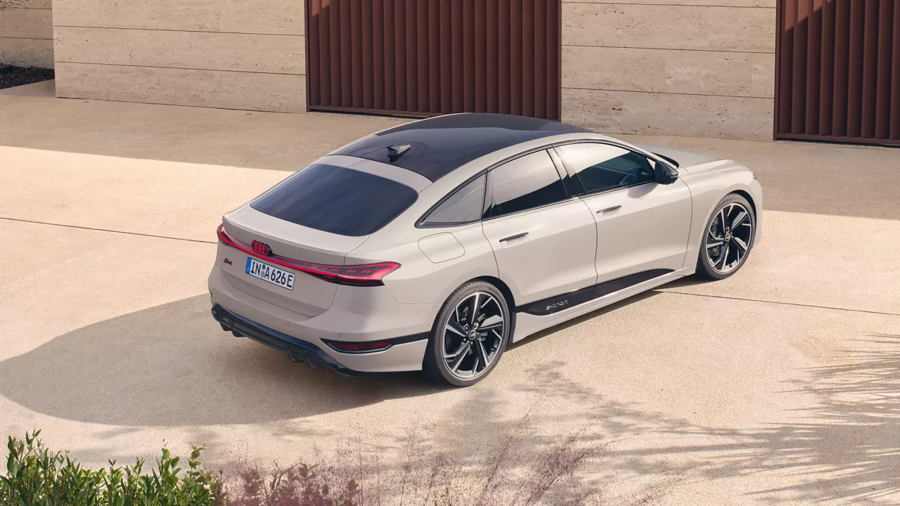 Audi A6 Sportback e-tron snett uppifrån parkerad framför husvägg