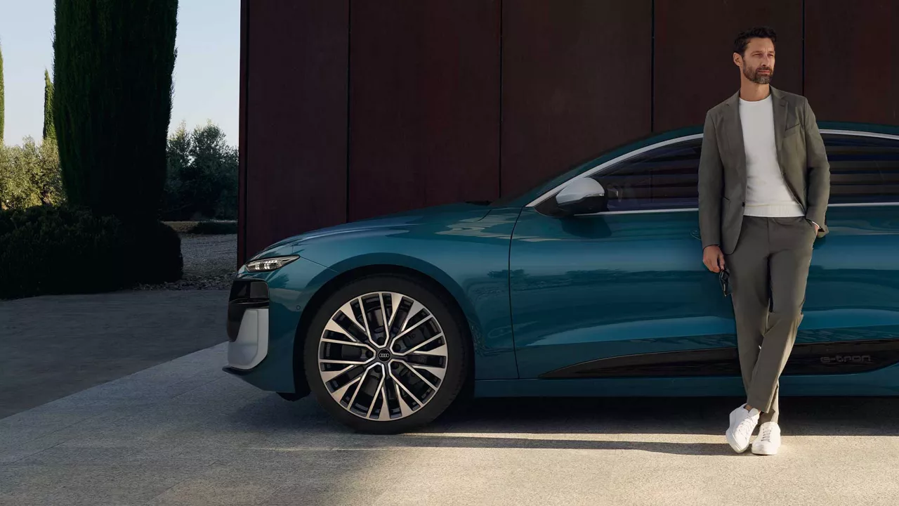 Audi S6 Sportback e-tron beim laden seitlichesheck