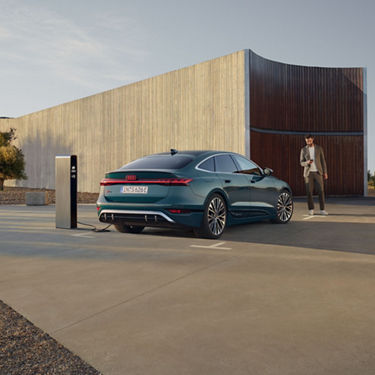 Vue arrière Audi S6 Sportback e-tron pendant la recharge
