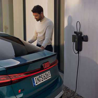 Homme qui recharge son Audi S6 Sportback e-tron