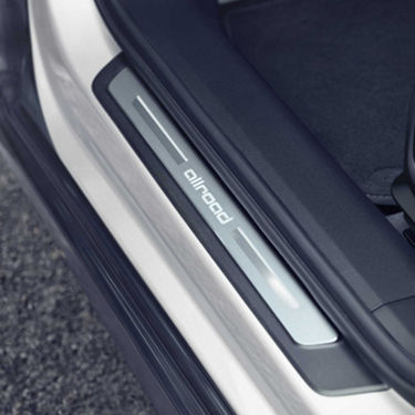 Mann lehnt an A6 allroad quattro