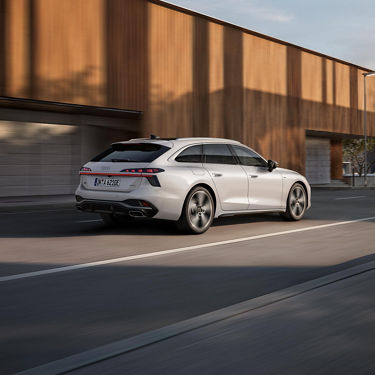 Audi A6 Avant e-hybrid  Dynamische heckansicht Seitlich