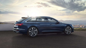 Blauer Audi A6 Avant von der Seite auf einer Straße mit Stadtblick bei untergehender Sonne im Hintergrund.