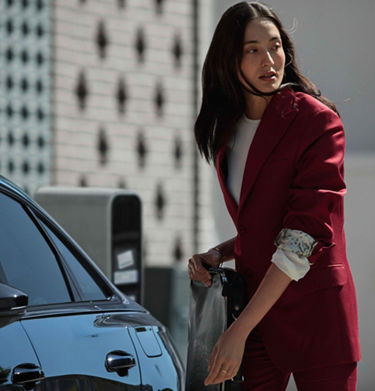 Closeup model with the Audi A6 Sedan TFSI e