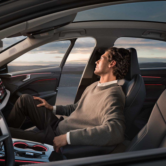 A6 Berline intérieur avec une personne assise sur les sièges