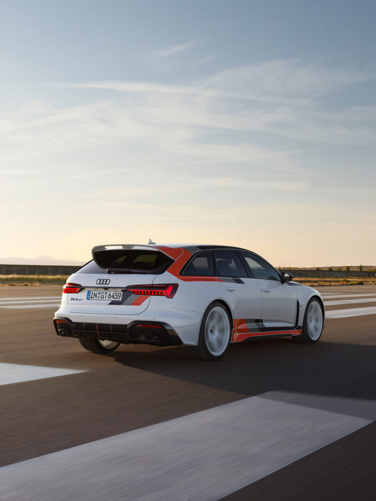 Side and rear view Audi RS 6 Avant GT