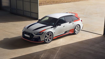 Side front view of the Audi RS 6 Avant GT