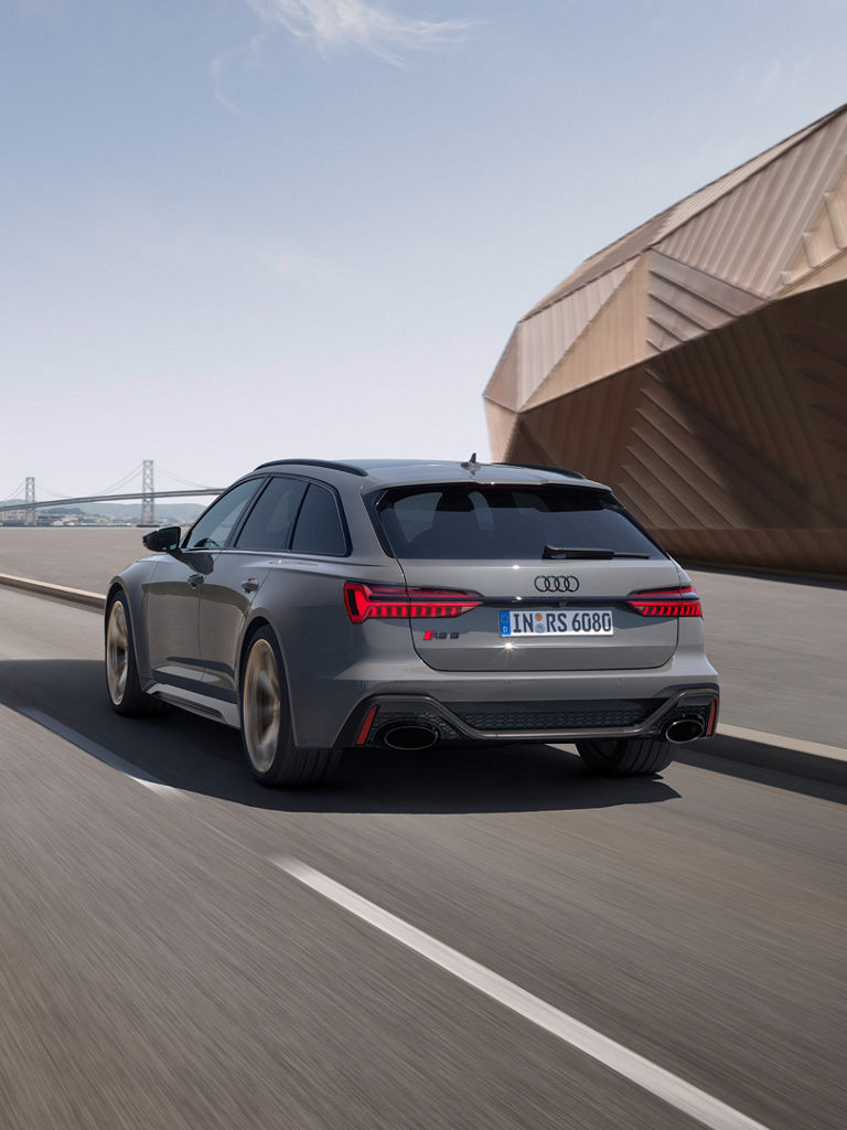 Dynamische Heckansicht des Audi RS 6 Avant 