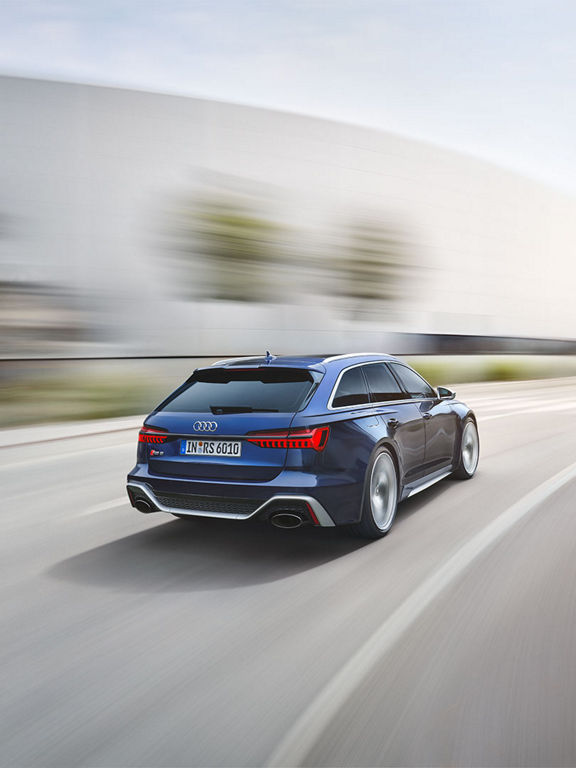 Dynamische Heckansicht des Audi RS 6 Avant