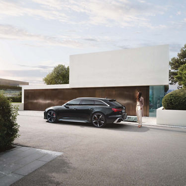 Audi RS 6 Avant side view
