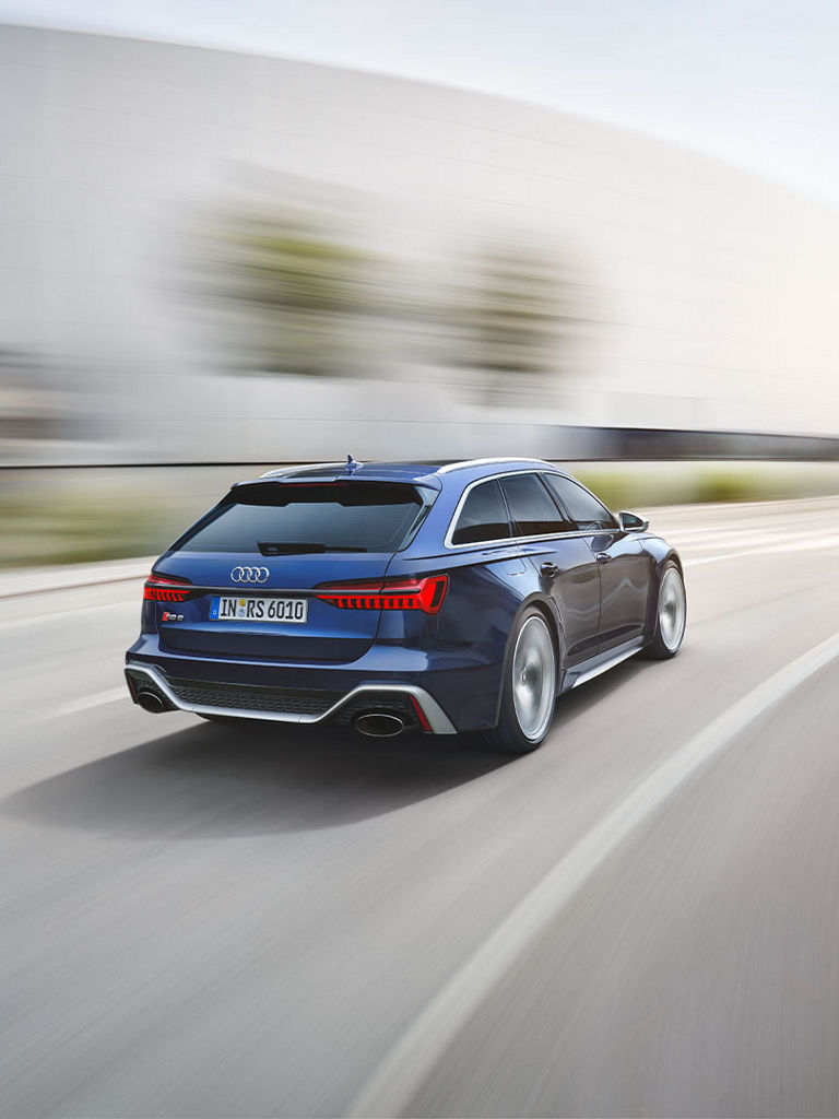 Dynamische Heckansicht des Audi RS 6 Avant 