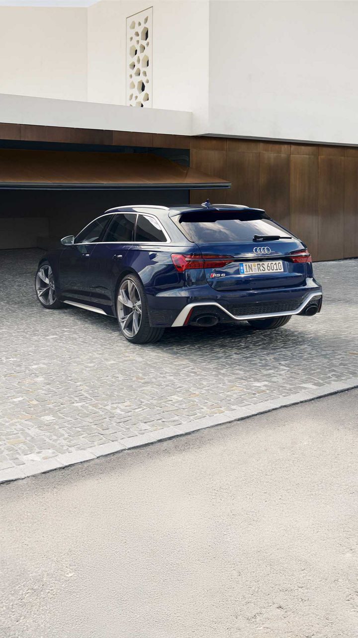 Audi RS 6 Avant Seitliche Heckansicht mit Model an der Seite