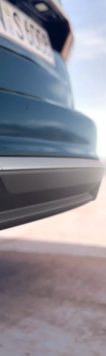 Nahaufnahme des hinteren Stoßfängers eines blauen Audi S6 Avant TDI mit Reflektor und Diffusor.