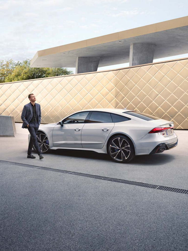 Foto del exterior de un Audi RS 7 Sportback en blanco glaciar visto desde el lateral. 