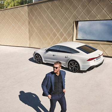 Foto del exterior de un Audi RS 7 Sportback en blanco glaciar visto desde una vista superior.  
