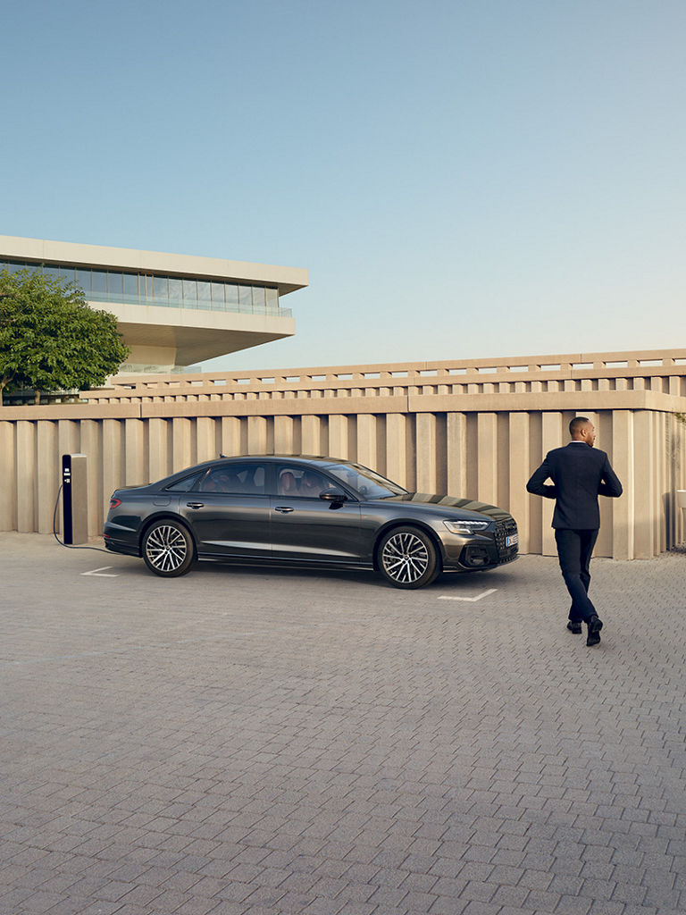Side view Audi A8 L TFSI e